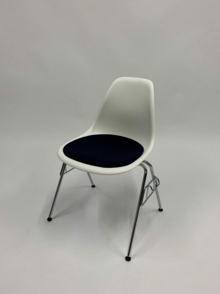 Erwarte Produktbild Vitra Plastic Sidechair DSX