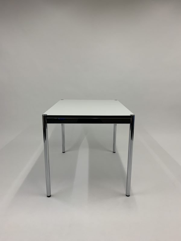 USM Haller Tisch 100cmx75cm von der Seite