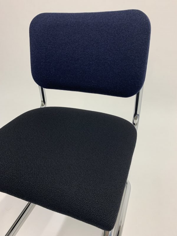 Knoll Cesca chair armless (Sitzfläche schwarz, Rückenlehne blau) von vorne