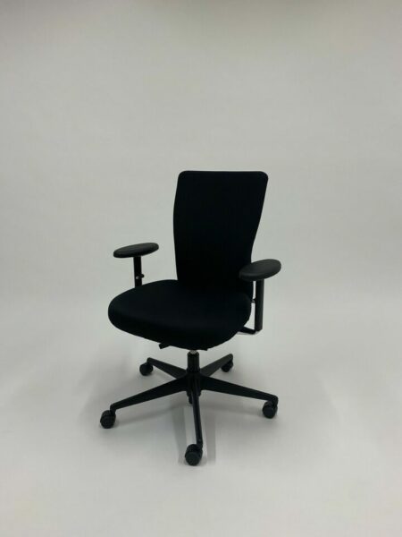Vitra ID Soft (schwarz, schwarze Armlehne) von Vorne-rechts