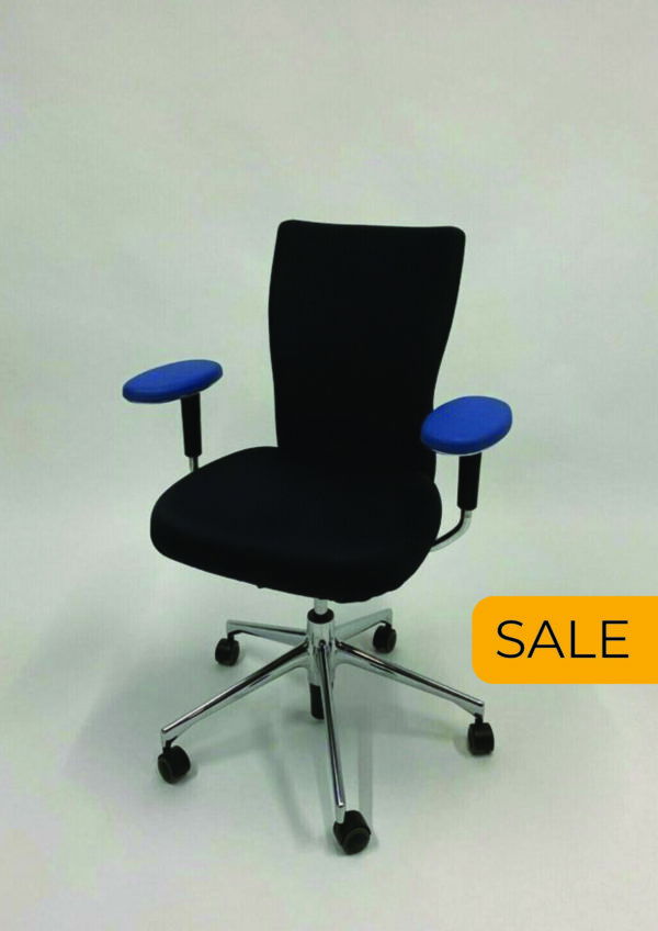 Vitra ID T-Chair (schwarz, blaue Armlehne)