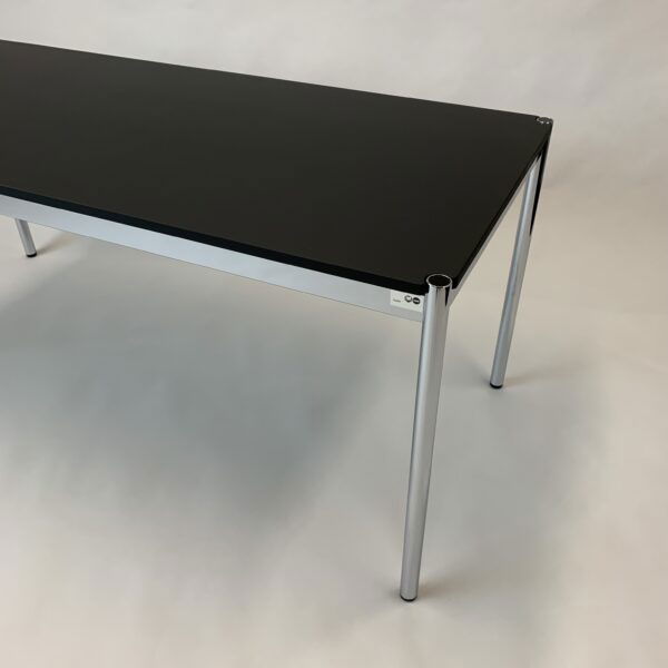 USM Haller Tisch (150cm x 75cm, Schwarz lackiert) – Bild 3