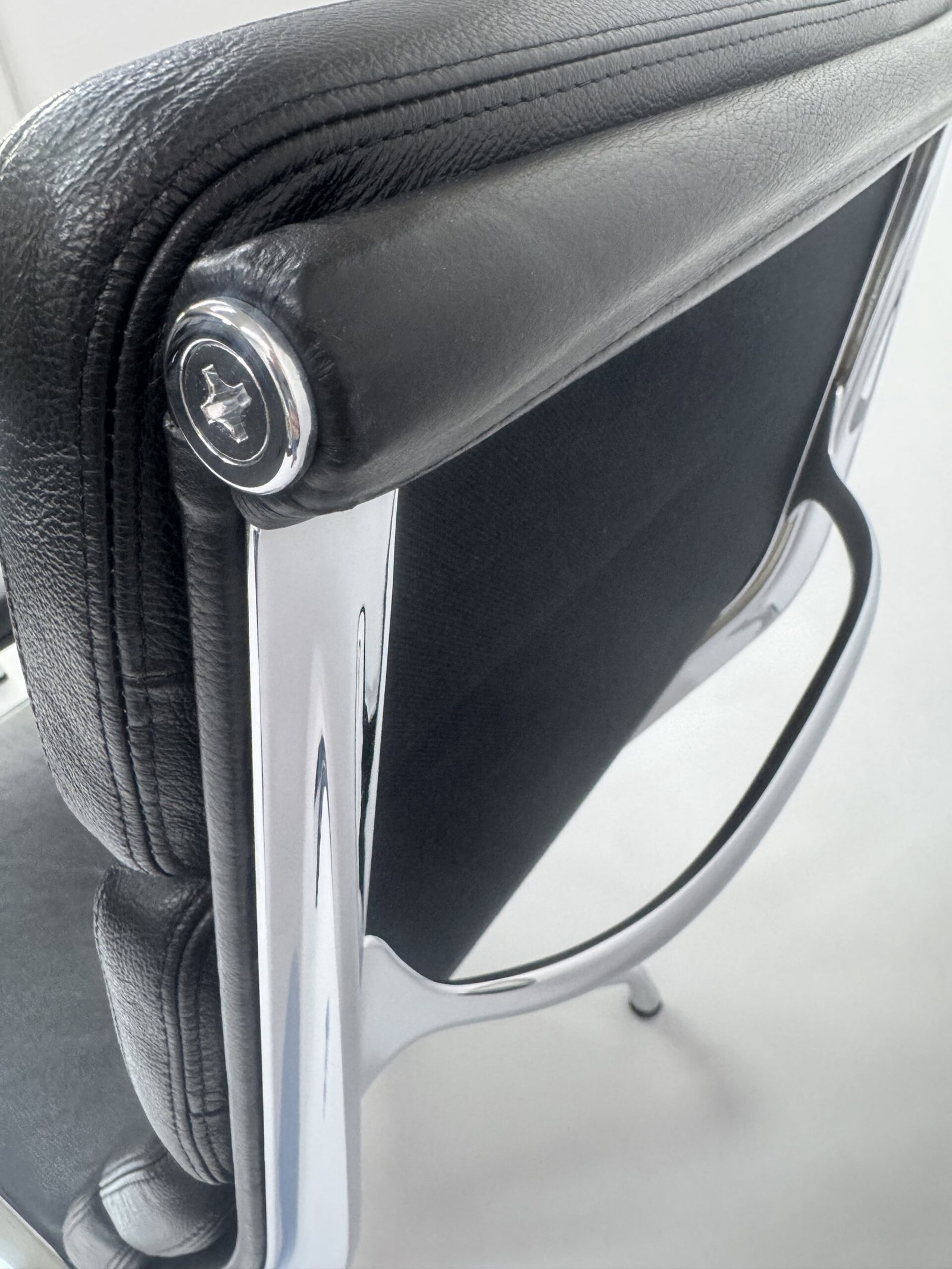 Vitra EA 222 Lounge Chair + EA 223 Hocker (Leder schwarz) – Bild 3