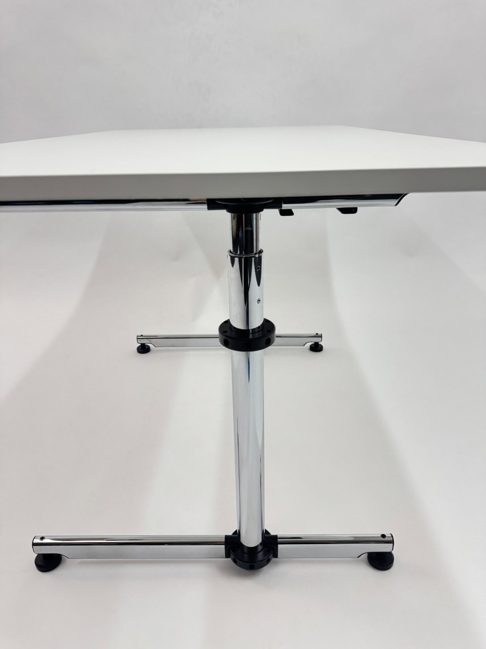 USM Haller Kitos E Schreibtisch elektrisch höhenverstellbar (70–120 cm, 180 x 90 cm) – Bild 3